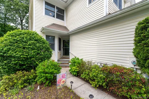 $829,000 | 401 Glenwood Drive, Unit 401, Briarcliff Manor, NY 10510