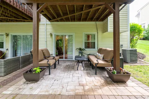 $829,000 | 401 Glenwood Drive, Unit 401, Briarcliff Manor, NY 10510