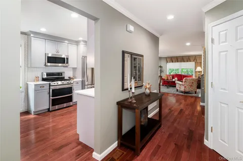 $829,000 | 401 Glenwood Drive, Unit 401, Briarcliff Manor, NY 10510