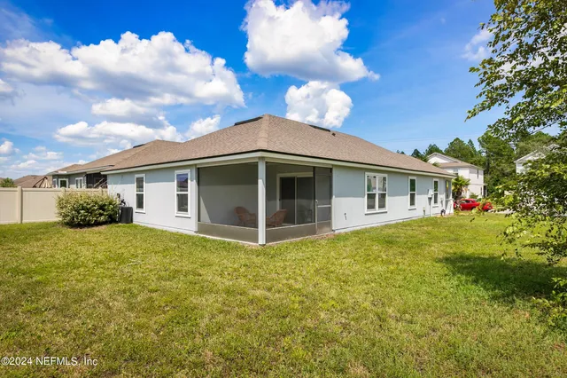 a view of a backyard