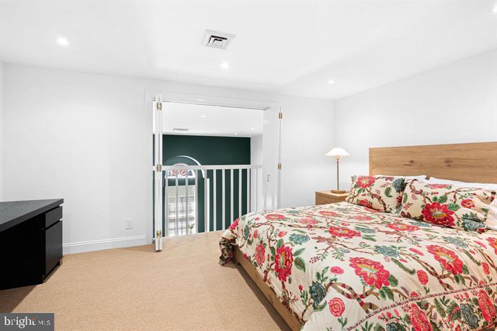 211 South 4th Street, Unit 104 Philadelphia, PA 19106 - Photo 27 of 45 a bedroom with a bed and a window