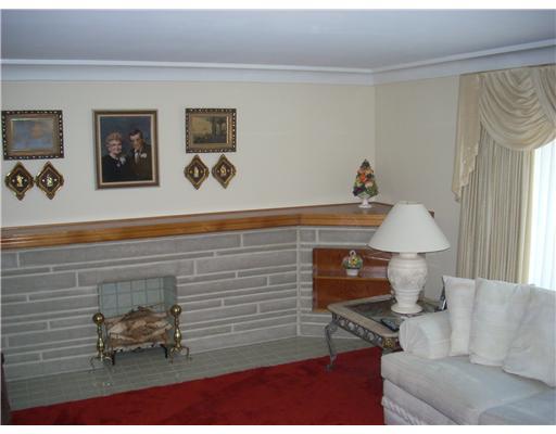 934 McCoy Road McKees Rocks, PA 15136 - Photo 7 of 10 Living Room.