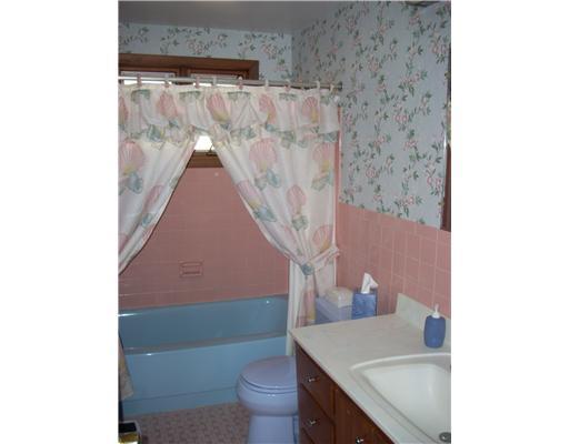 934 McCoy Road McKees Rocks, PA 15136 - Photo 10 of 10 Full Bath.