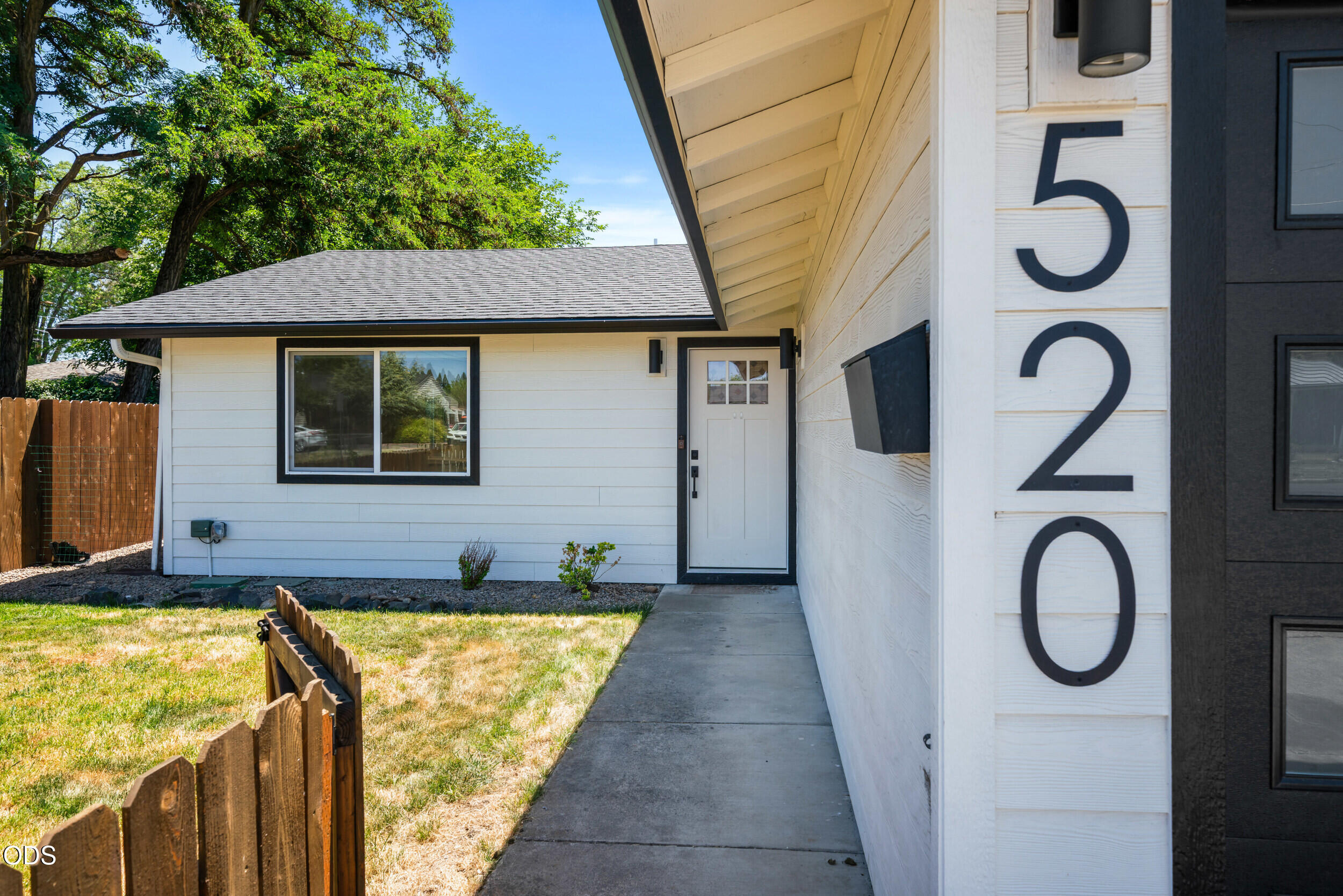 520 Grand Avenue Central Point, OR 97502 - Photo 4 of 21