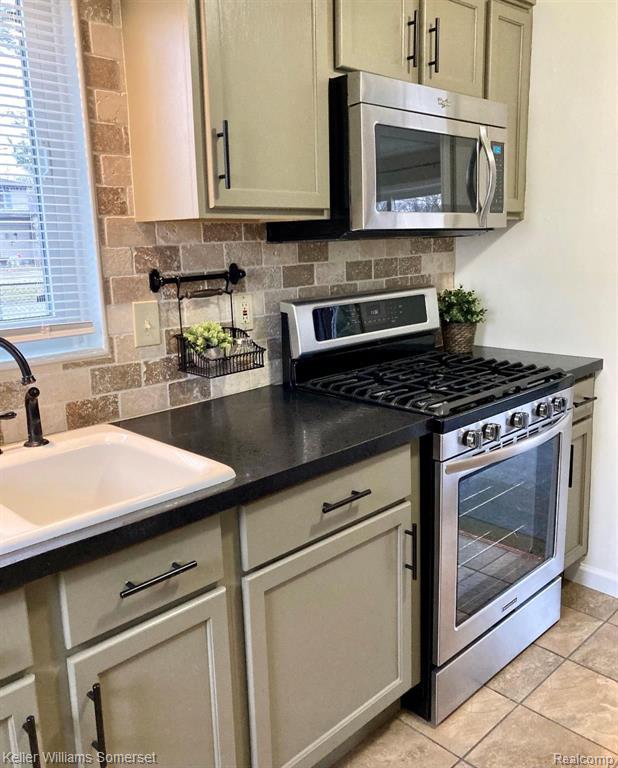 23695 Grabar Square Warren, MI 48089 - Photo 3 of 19