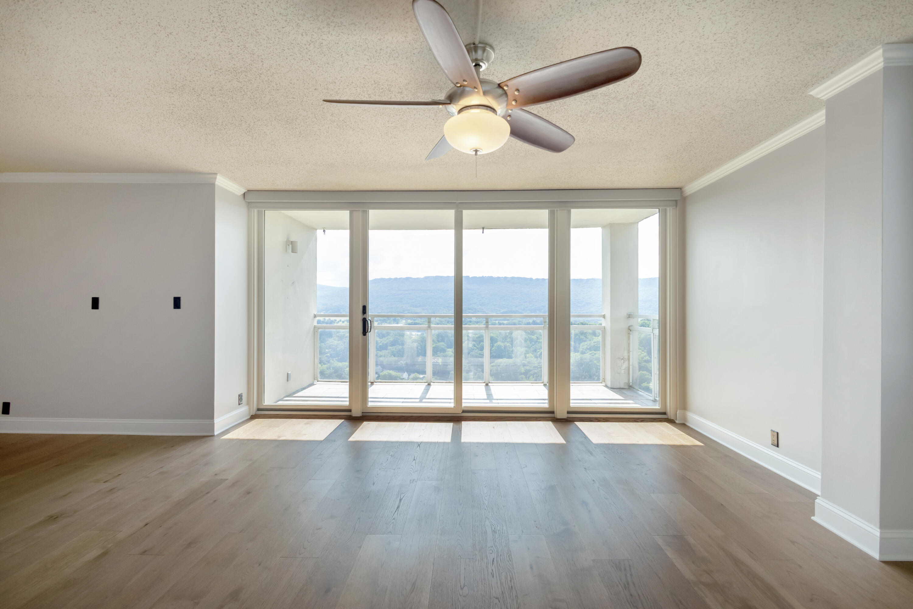 1131 Stringers Ridge Road, Unit 9J Chattanooga, TN 37405 - Photo 2 of 47 Living Room