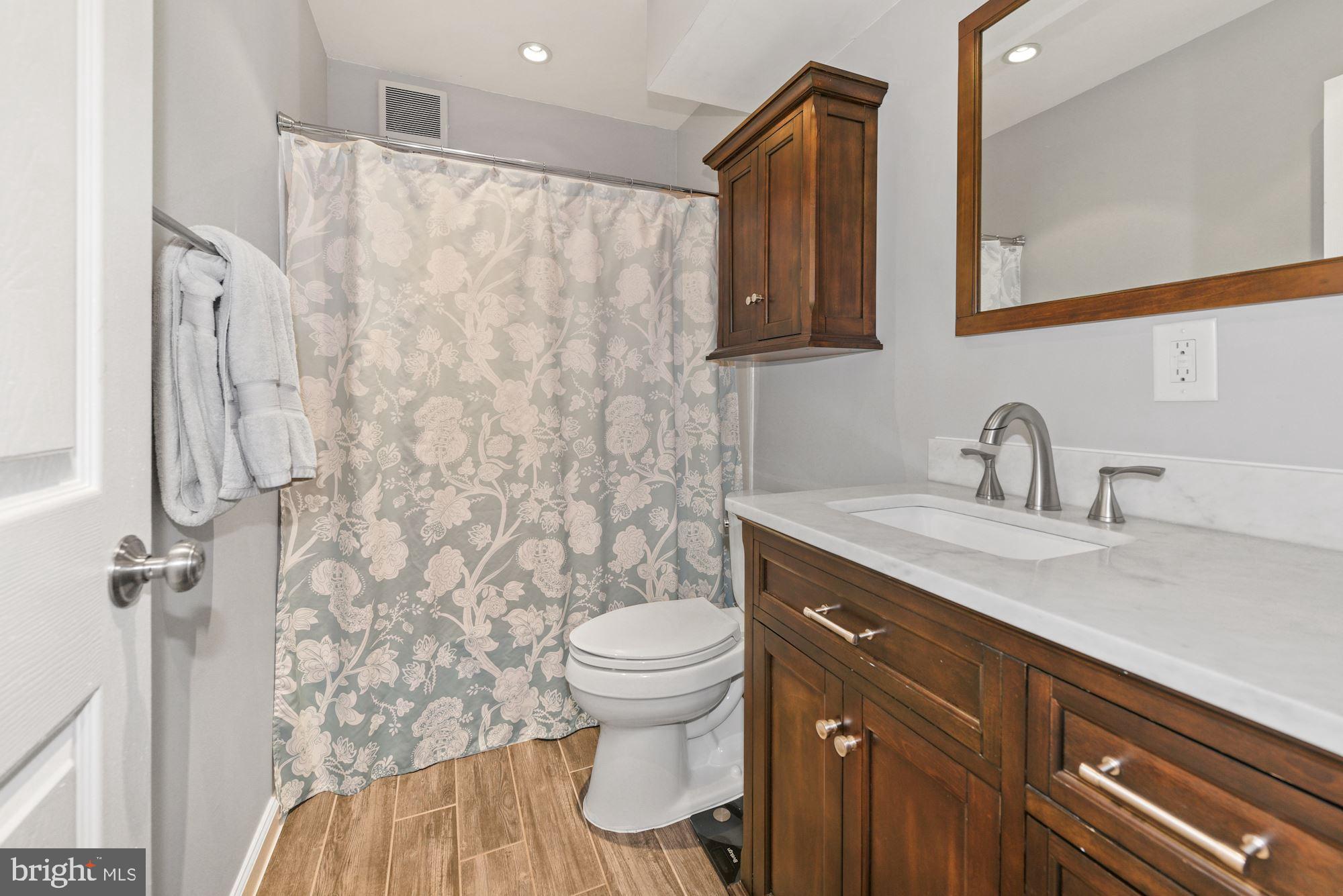 127 Dory Court Beverly, NJ 08010 - Photo 18 of 31 Main Bathroom