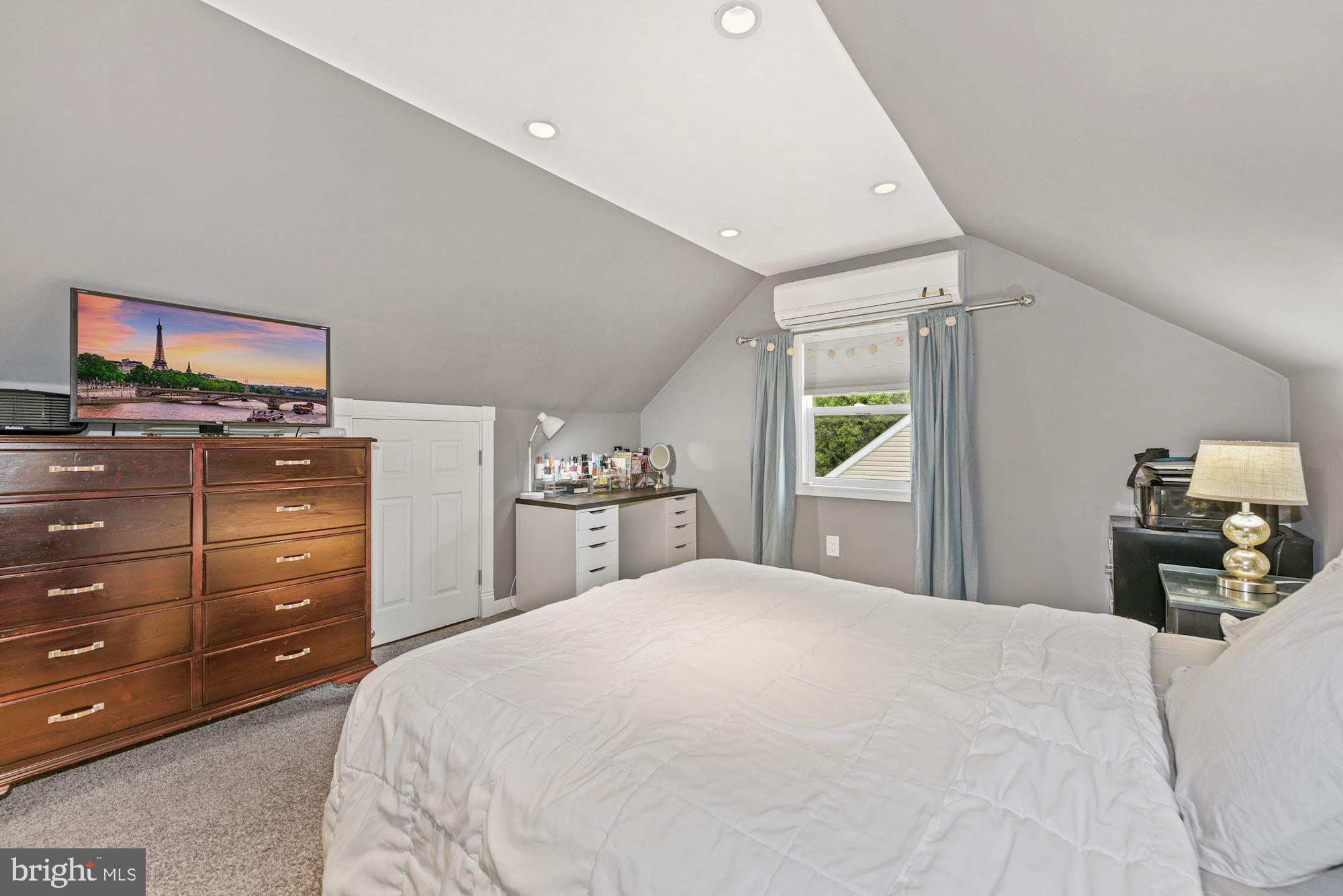127 Dory Court Beverly, NJ 08010 - Photo 21 of 31 Primary Bedroom