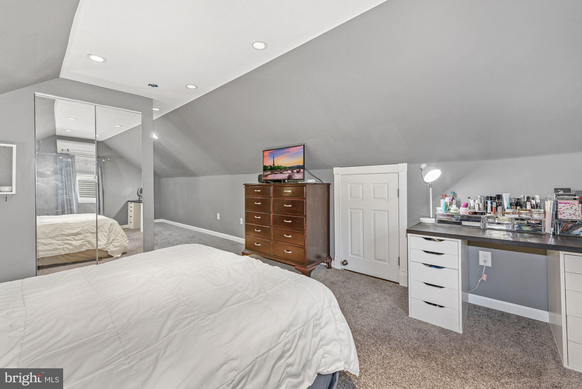 127 Dory Court Beverly, NJ 08010 - Photo 23 of 31 Primary Bedroom