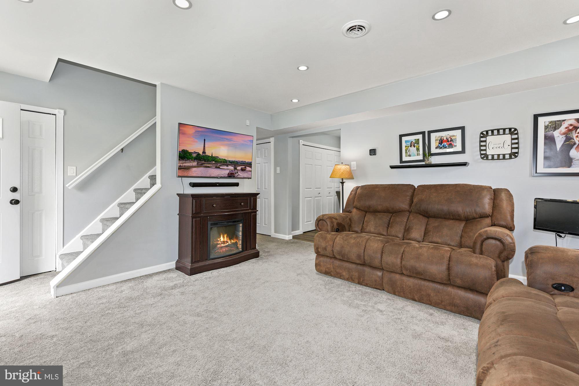 127 Dory Court Beverly, NJ 08010 - Photo 6 of 31 Living Room
