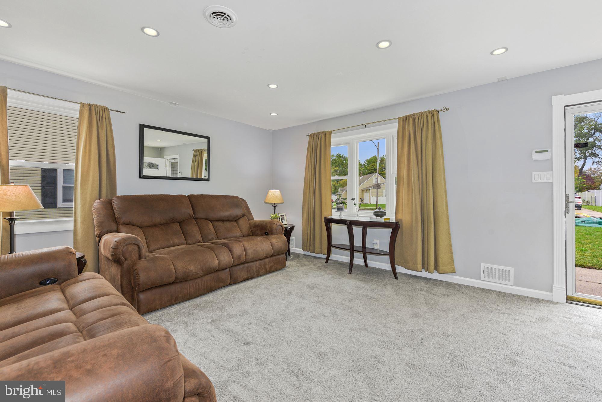 127 Dory Court Beverly, NJ 08010 - Photo 7 of 31 Living Room