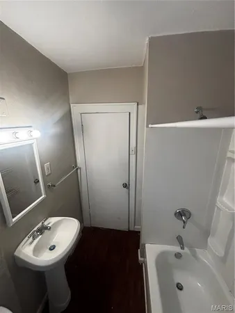 $820 | 5043 Alaska Avenue, Unit B, St. Louis, MO 63111