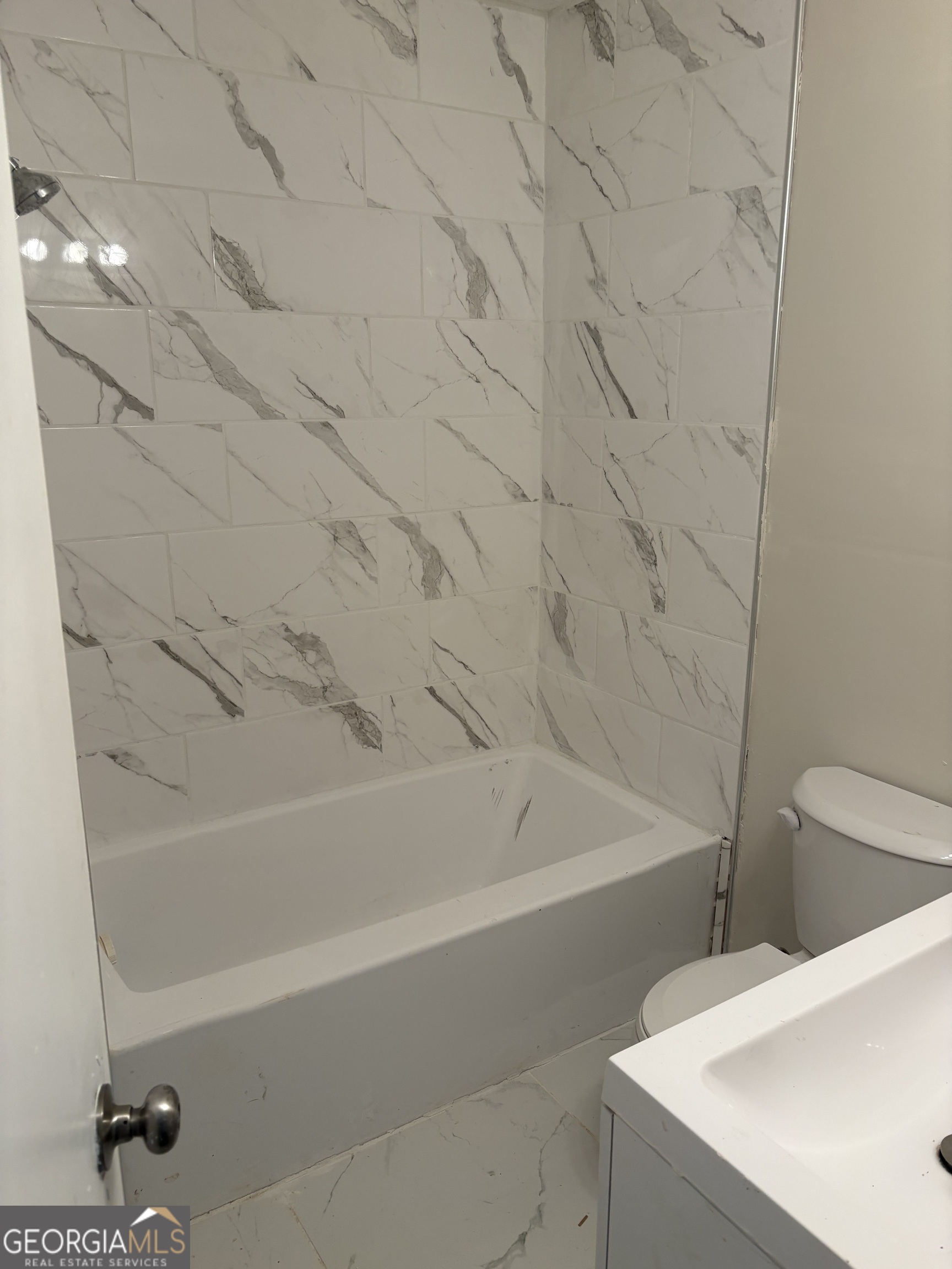 111 Hawthorne Road Warner Robins, GA 31093 - Photo 16 of 22 a bathroom with a sink and a bathtub