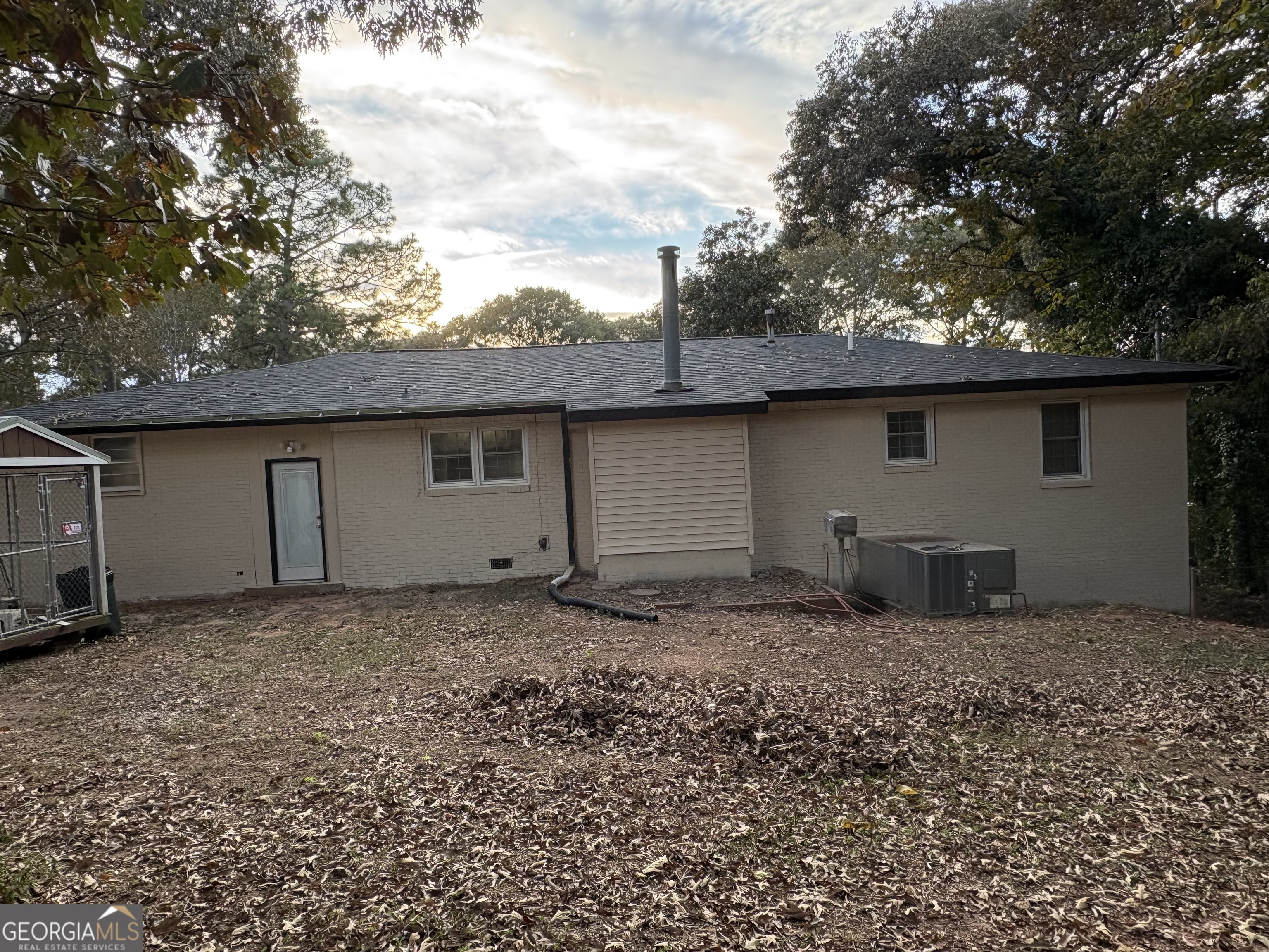 111 Hawthorne Road Warner Robins, GA 31093 - Photo 3 of 22 a backyard of a house