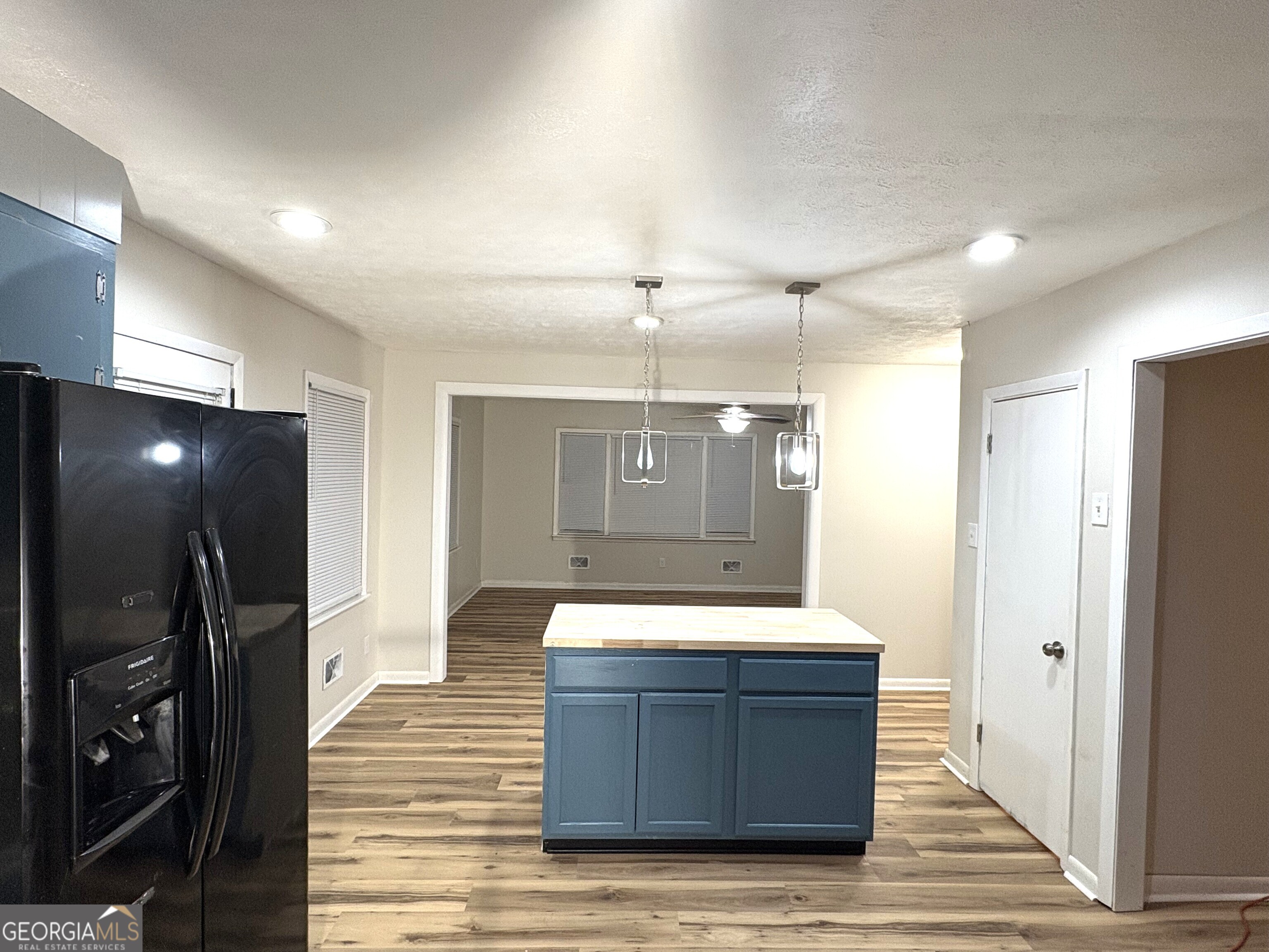 111 Hawthorne Road Warner Robins, GA 31093 - Photo 6 of 22 a living room with stainless steel appliances kitchen island granite countertop a refrigerator and a sink