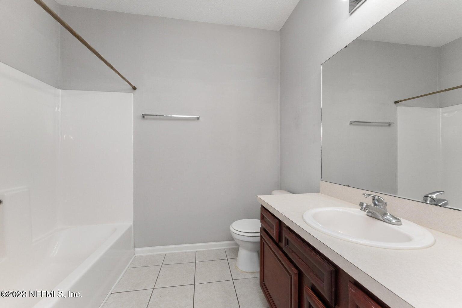 8226 Green Parrot Road, Unit 308 Jacksonville, FL 32256 - Photo 18 of 31 a bathroom with a sink a toilet and a tub