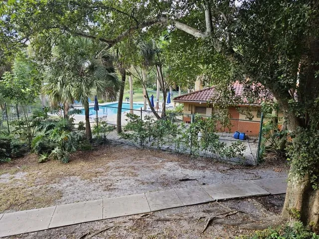 a view of a back yard