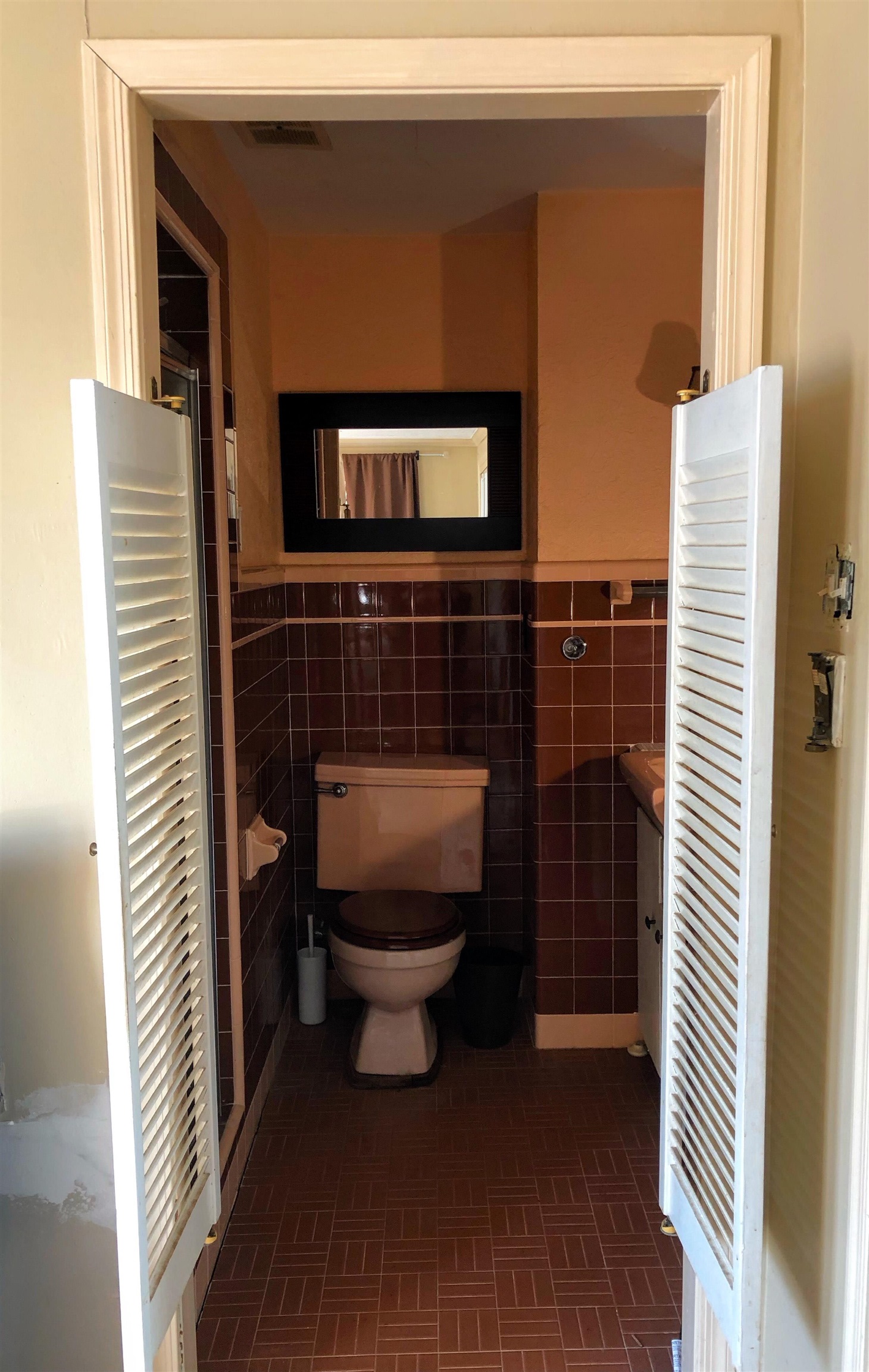 210 South Railroad Avenue Rio Grande, NJ 08242 - Photo 22 of 36 a bathroom with a toilet