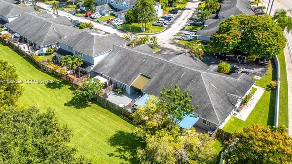 a view of a back yard