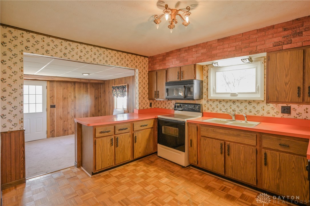 3057 Springfield Xenia Road Springfield, OH 45506 - Photo 15 of 37 This cozy kitchen features a classic layout, ready for your culinary creations.