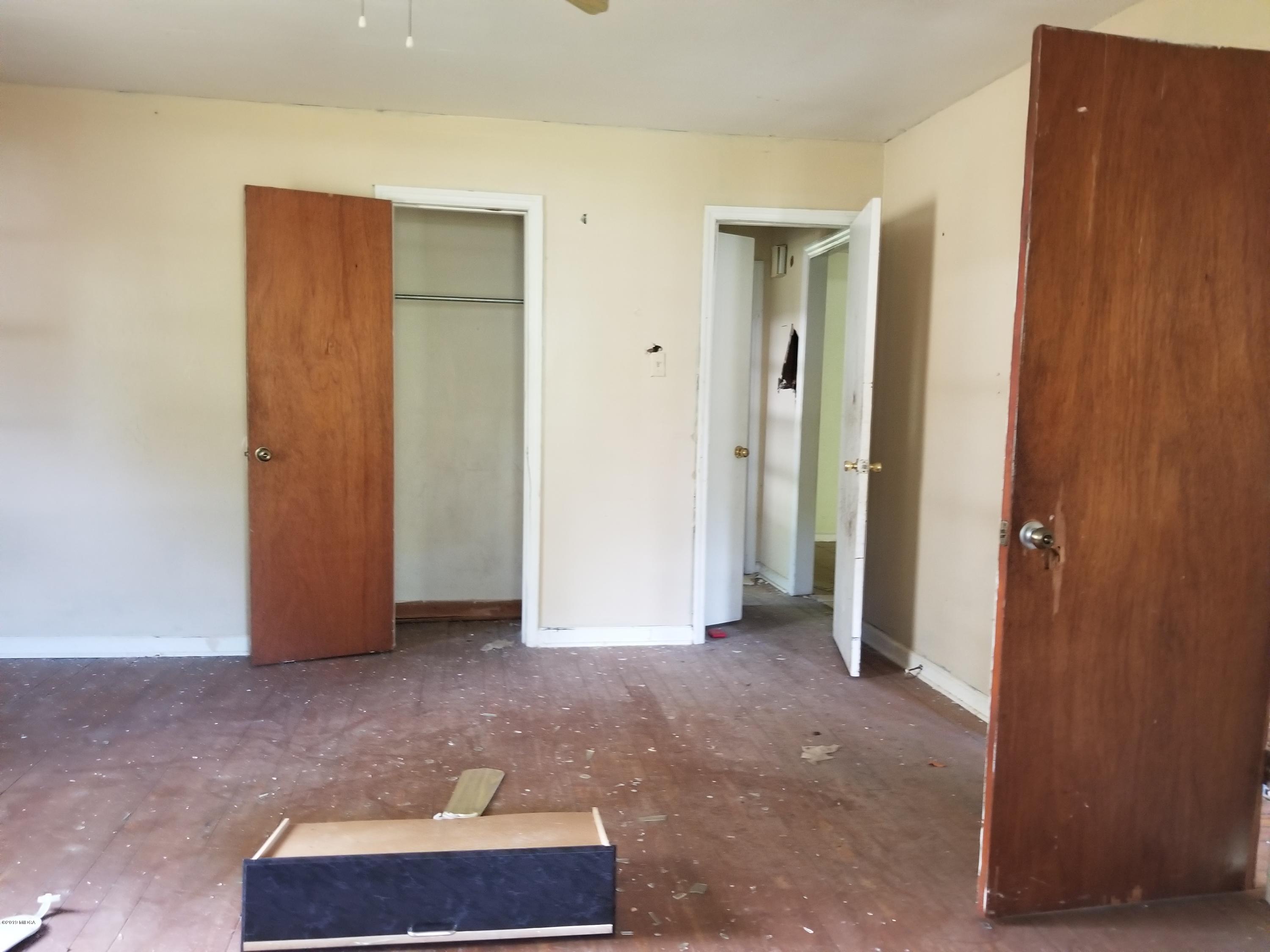 2315 Millerfield Road Macon, GA 31217 - Photo 4 of 8 an empty room with closet and mirror