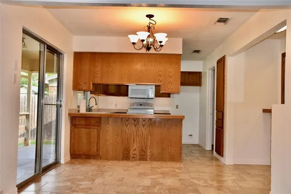 $2,150 | 4208 Blossom Trail, Arlington, TX 76016