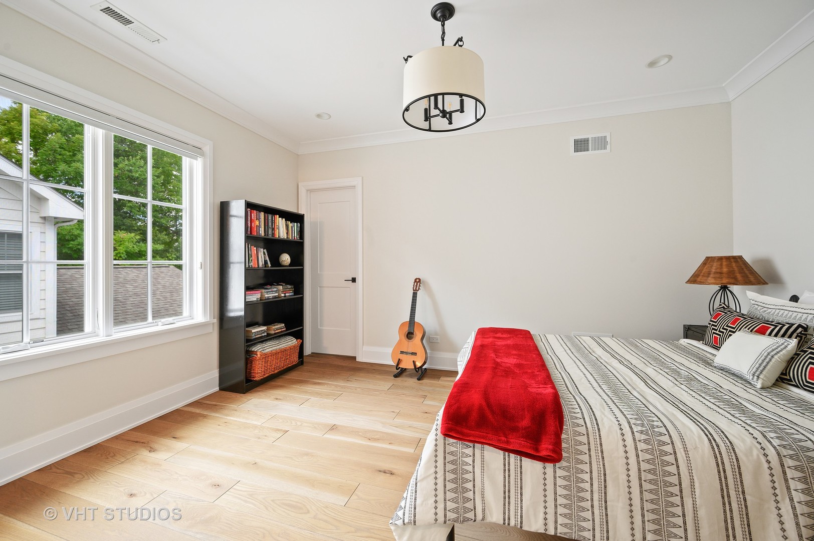 1025 Oak Street Winnetka, IL 60093 - Photo 21 of 38 a bedroom with a bed and a window