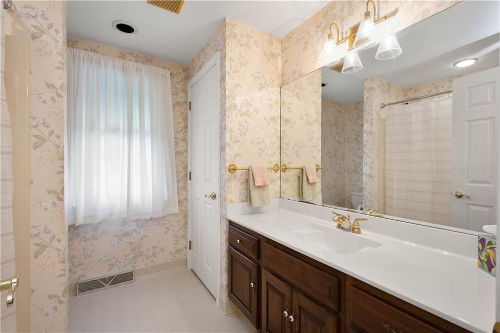 571 West McMurray Road Canonsburg, PA 15317 - Photo 33 of 47 This full bath is located at the second floor apartment.