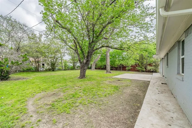 a view of a yard with basketball court