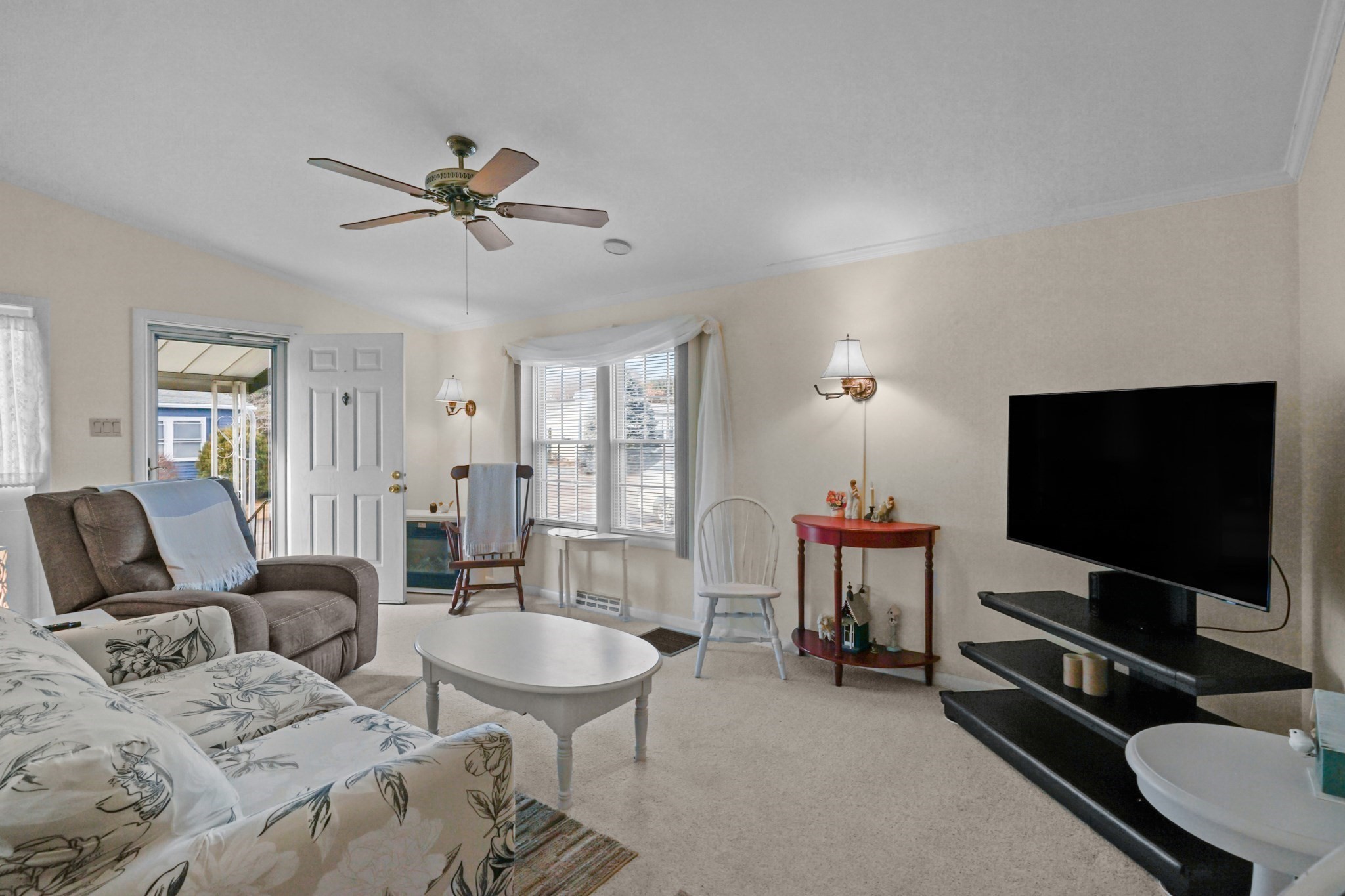 47 Castle Road Attleboro, MA 02703 - Photo 8 of 32 Gallery Image 8