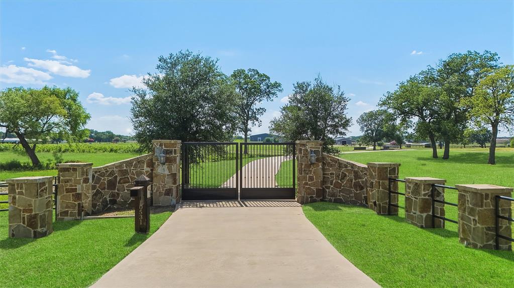 10531 Cole Road Pilot Point, TX 76258 - Photo 3 of 40
