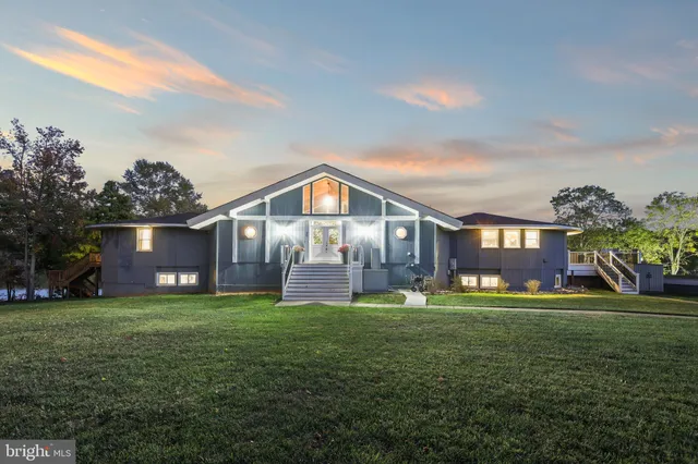 a view of a yard in front of house