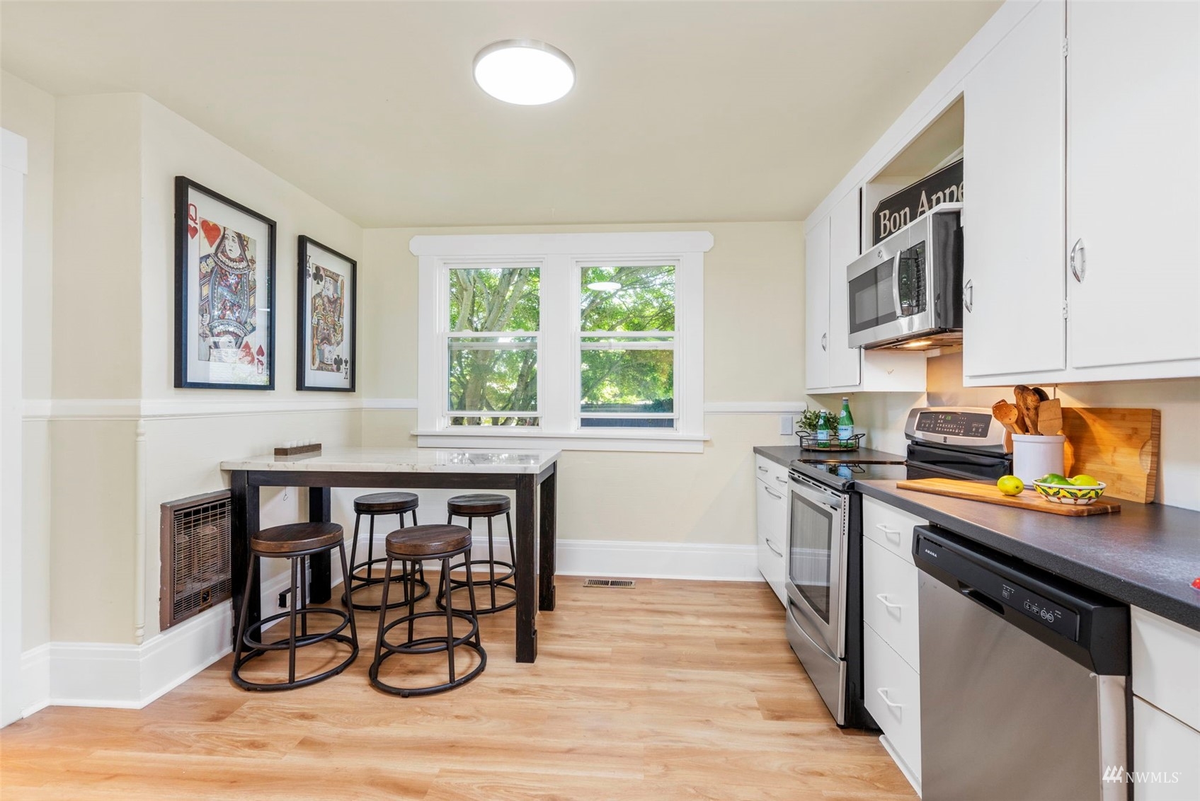 1526 Rockefeller Avenue Everett, WA 98201 - Photo 18 of 37 a kitchen that has a table and chairs in it