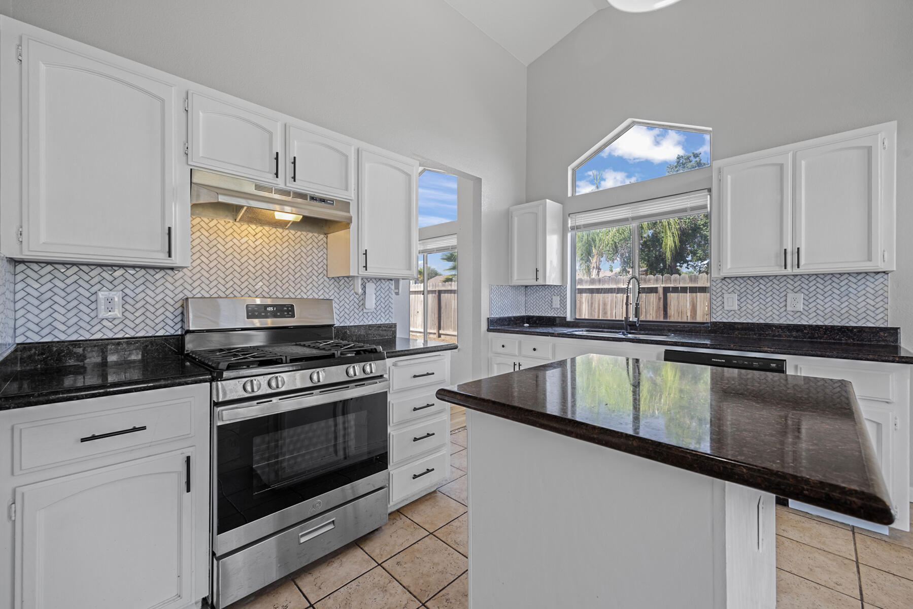 2157 Country View Avenue Tulare, CA 93274 - Photo 8 of 22 12 - Kitchen