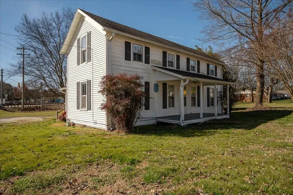 a view of a house with a yard