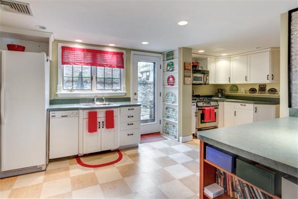 37 Marmion Road Melrose, MA 02176 - Photo 4 of 26 Gallery Image 4