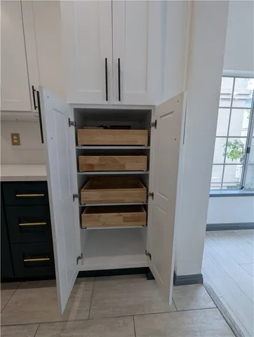 a view of entryway and kitchen