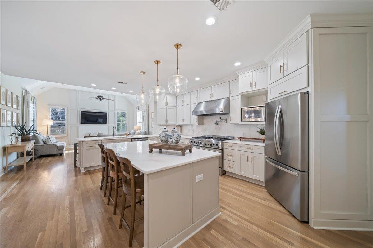 9455 Johnson Rd Extension Germantown, TN 38139 - Photo 39 of 40 Kitchen featuring open floor plan, a peninsula, stainless steel appliances, a breakfast bar area, and lofted ceiling