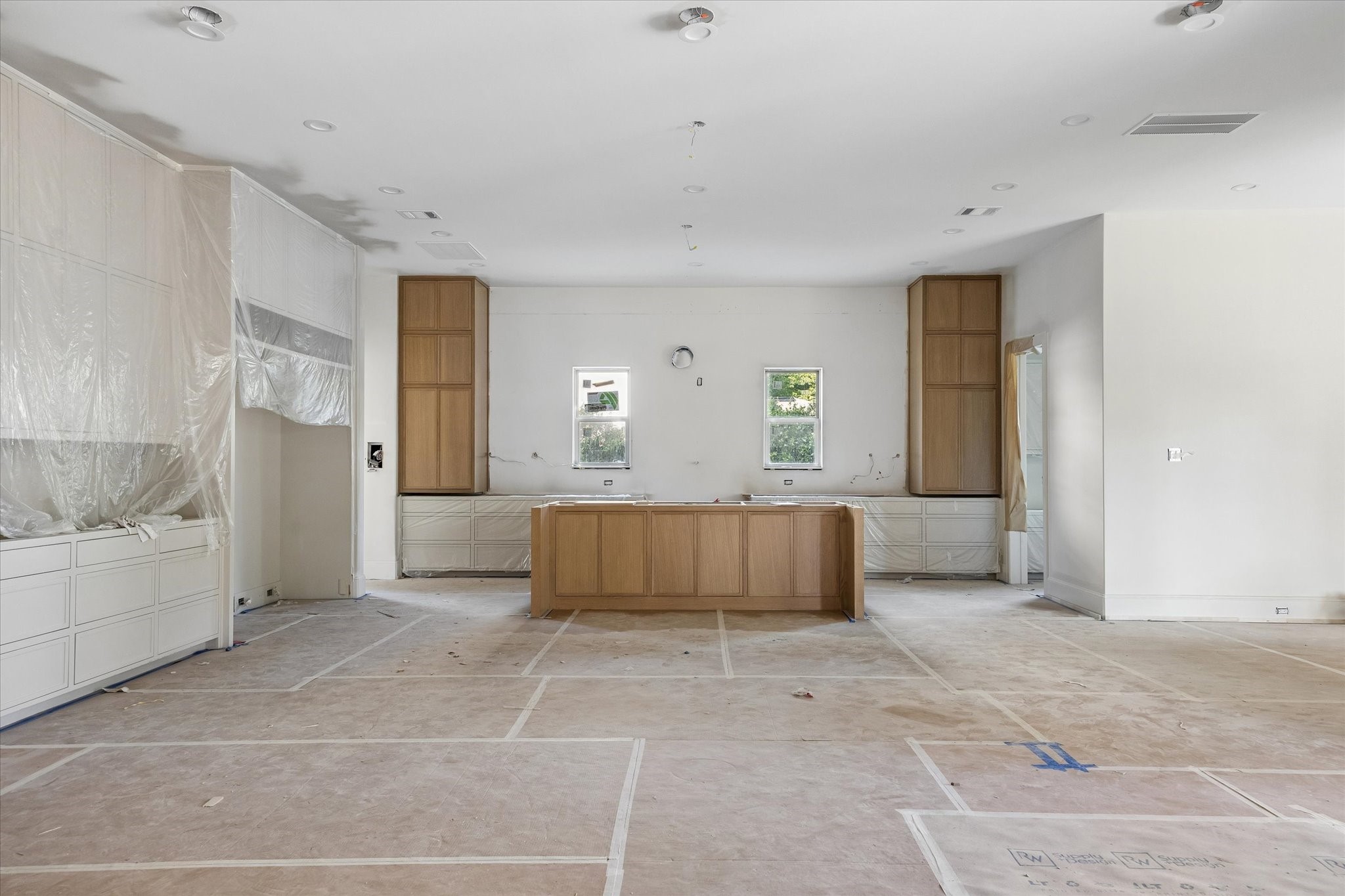 515 West 33rd Street Houston, TX 77018 - Photo 8 of 30 a view of an empty room with window and cabinet
