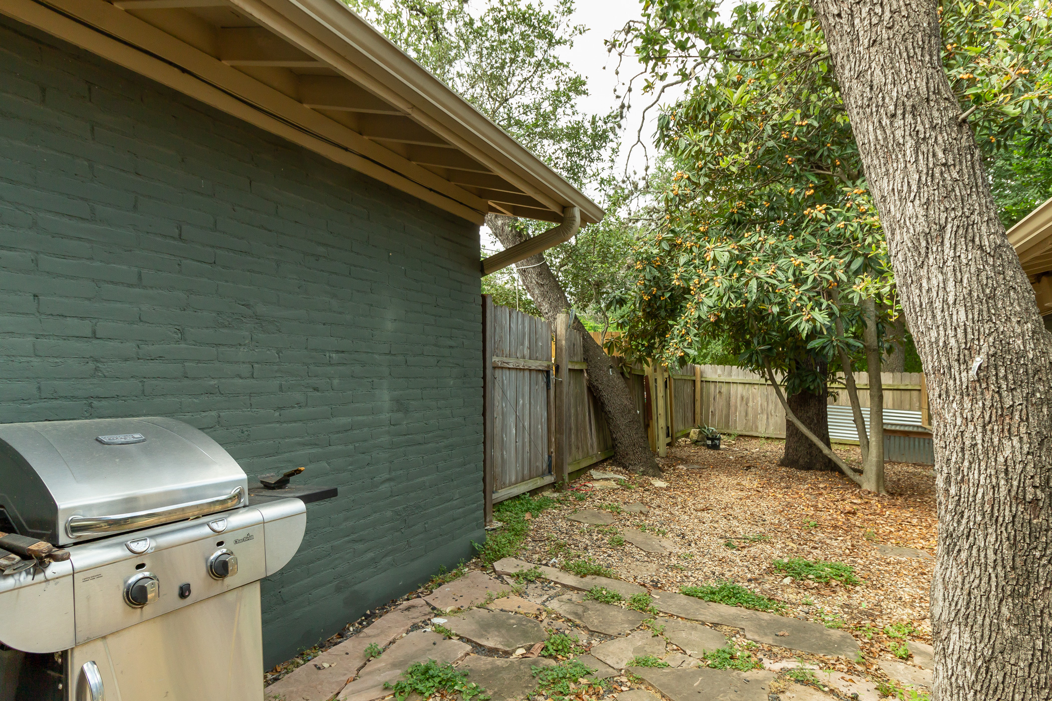 2809 Rae Dell Avenue Austin, TX 78704 - Photo 23 of 34 Grill may stay