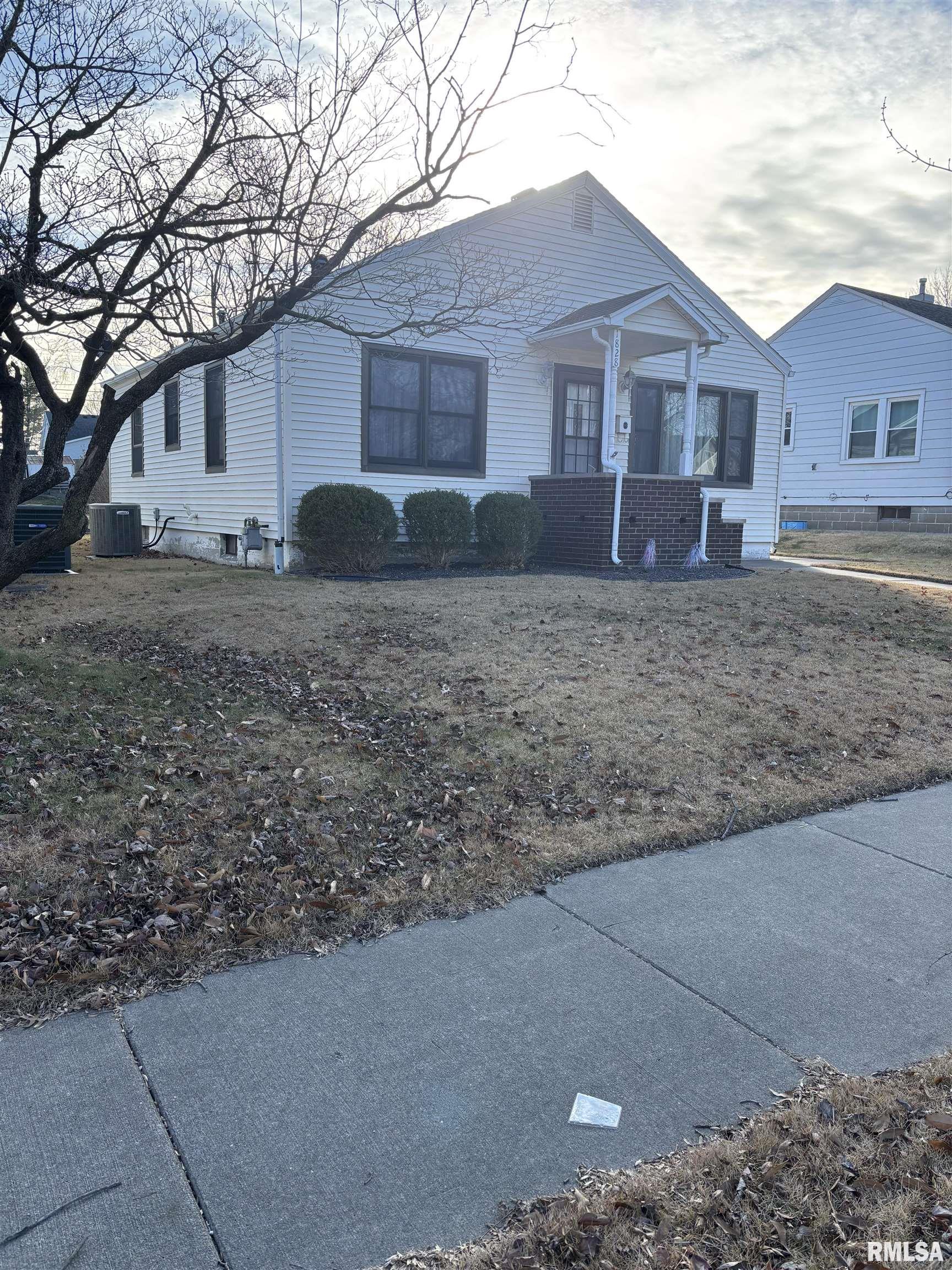 1828 Locust Street Quincy, IL 62301 - Photo 3 of 28 Gallery Image 3