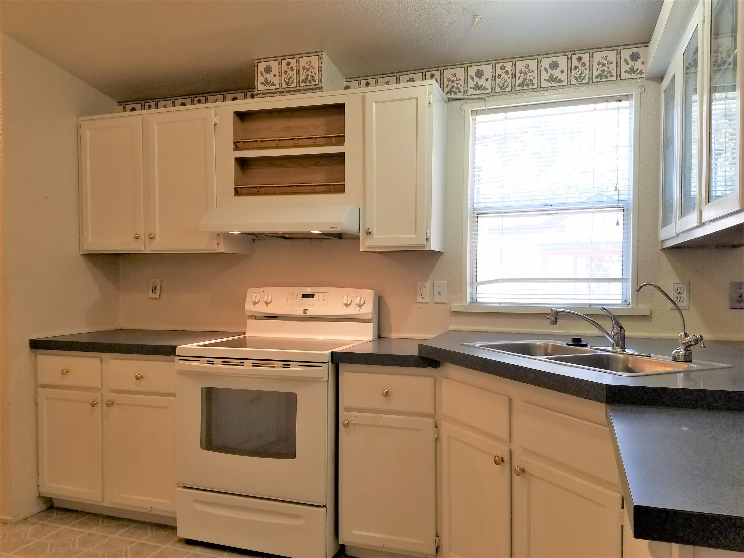 61000 Brosterhous Road, Unit 583 Bend, OR 97702 - Photo 5 of 18 583 - kitchen 3