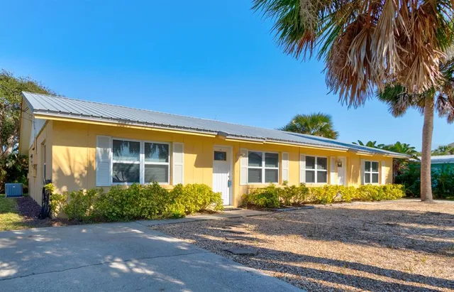$2,100 | 712 Oakwood Avenue, New Smyrna Beach, FL 32169