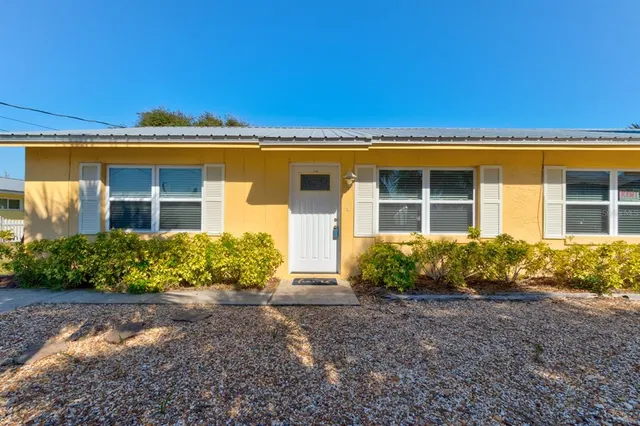 $2,100 | 712 Oakwood Avenue, New Smyrna Beach, FL 32169