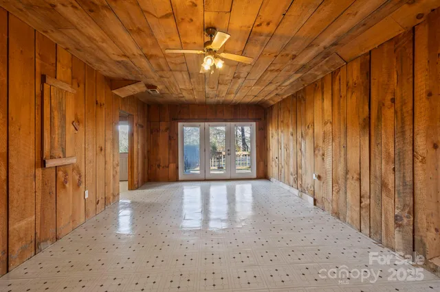 a view of an entryway with a livingroom