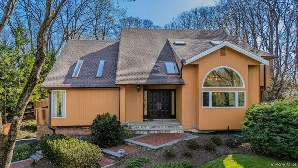 $999,000 | 4 Ernest Court, Smithtown, NY 11787