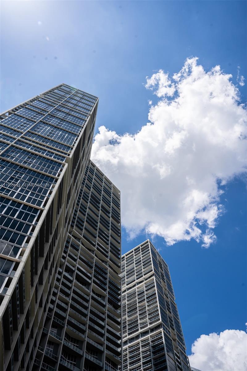 495 Brickell Avenue, Unit 3208 Miami, FL 33131 - Photo 41 of 51 a picture of a stove