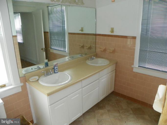 836 Windsor Road Cumberland, MD 21502 - Photo 5 of 6 Bath