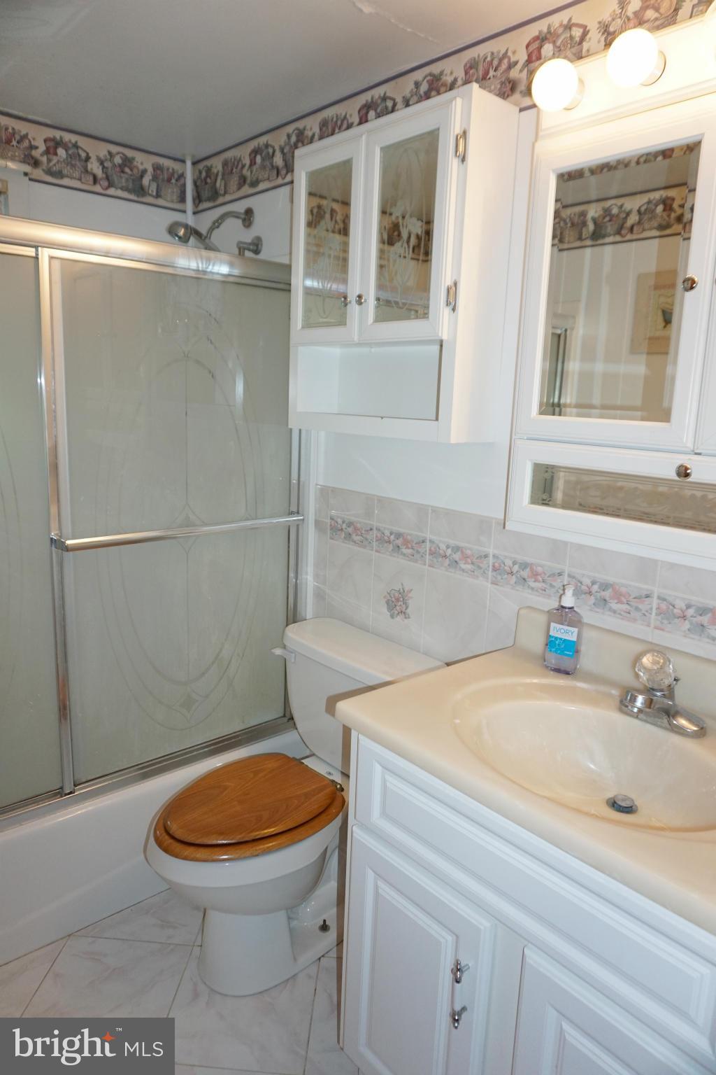 503 George Avenue Baltimore, MD 21221 - Photo 15 of 28 Upstairs Hall Bath - Ceramic Tile