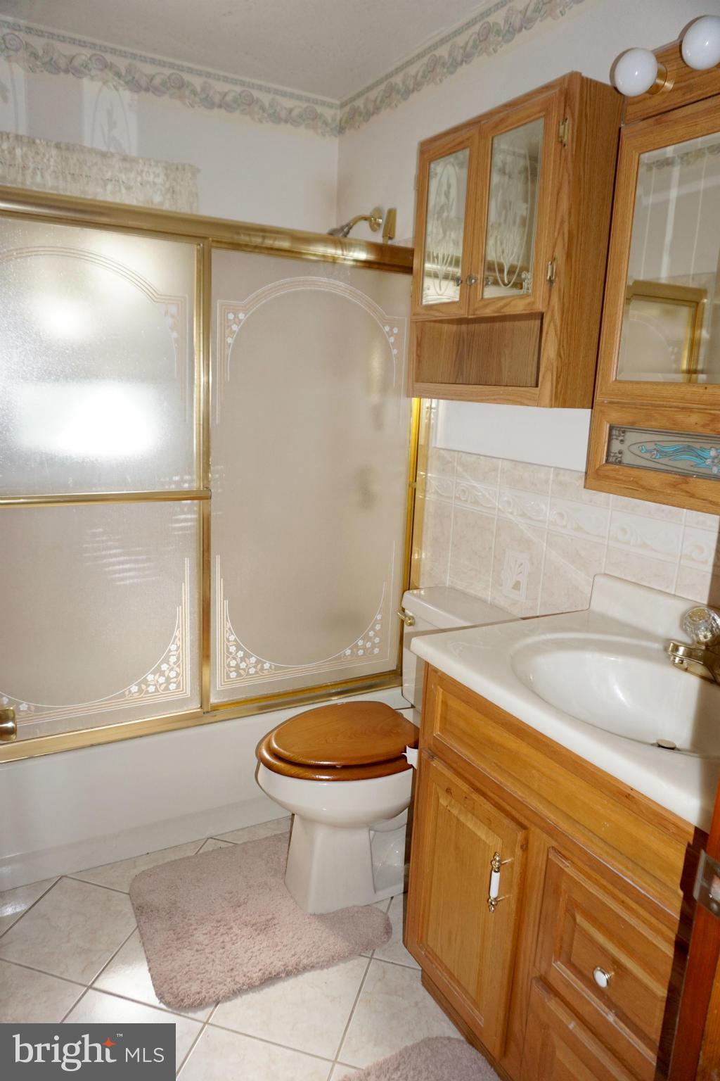 503 George Avenue Baltimore, MD 21221 - Photo 10 of 28 Main level bathroom- Ceramic Tile